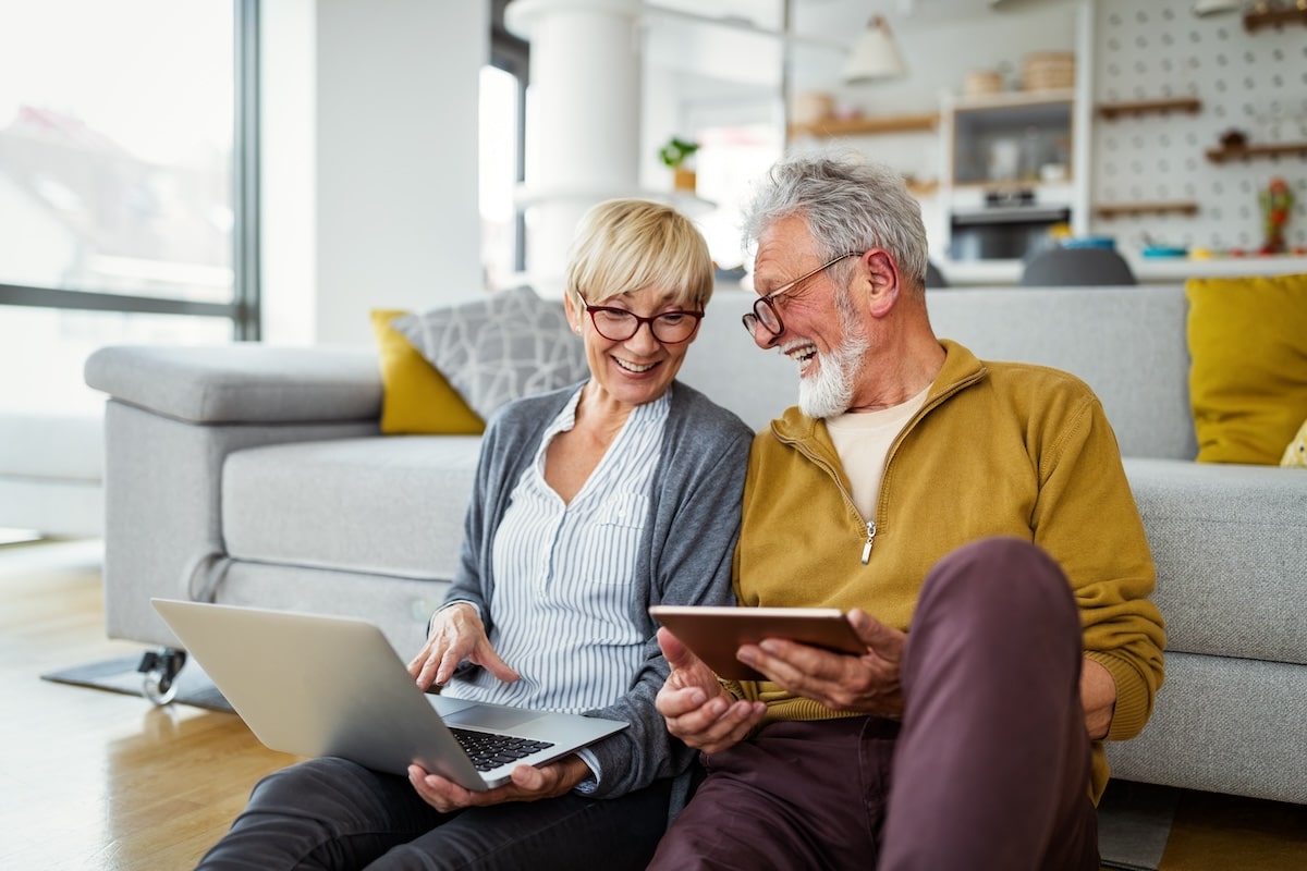 Craft and Communicate | Senior couple surfing the internet